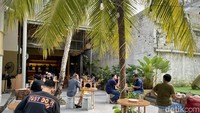 Di tempat ini tersedia area indoor dan outdoor. Selain itu, tersedia pula area lesehan yang akan membuat pengunjung lebih nyaman ketika menyantap durian. Foto: detikcom