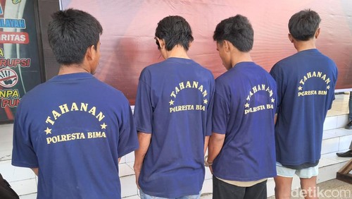 Empat bersaudara yang ditetapkan sebagai tersangka penganiayaan satu keluarga di Desa Soro, Kecamatan Lambu, Kabupaten Bima, NTB, dihadirkan saat konferensi pers, Sabtu, (10/2/2024). (Foto: Rafiin/detikBali)