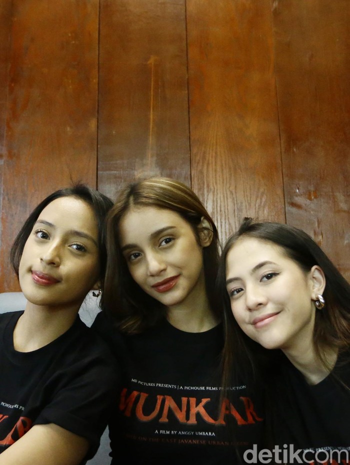 Film Munkar Pemeran film Munkar, Zara, Kaneishia dan Aruma berbagi cerita soal pengalaman mereka selama di lokasi syuting.