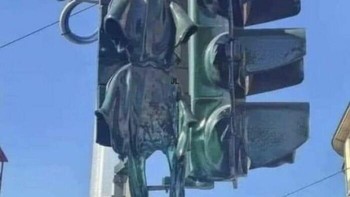 Lampu lalin meleleh... Foto: Boredpanda