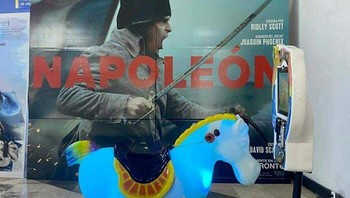 Napoleon mengendarai kuda. Foto: Boredpanda