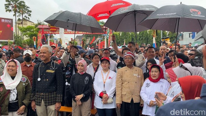Ganjar-Mahfud dan rombongan kirab kampanye berhenti di depan Balai Kota Solo, Sabtu (10/2/2024).