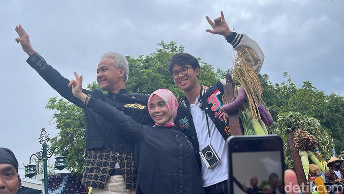 Ganjar-Mahfud naik gerobak sapi saat kampanye di Solo, Sabtu (10/2/2024).