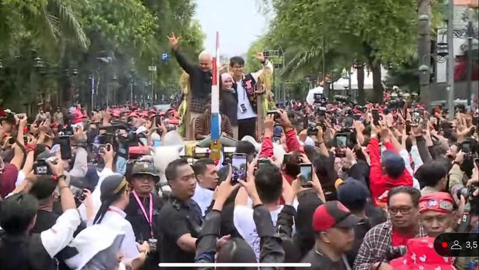 Ganjar Pranowo diarak dengan gerobak sapi saat kampanye akbar di Solo