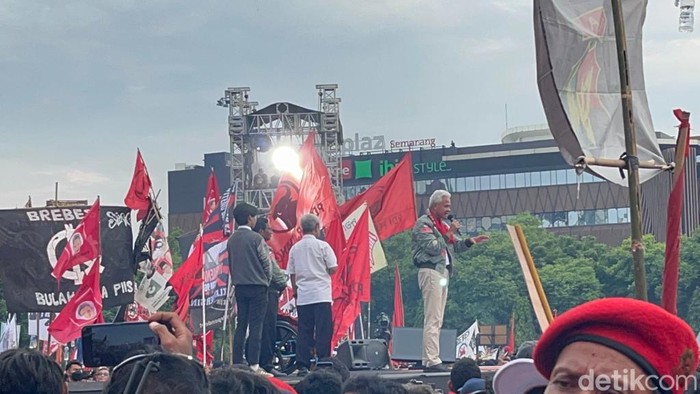 Ganjar Pranowo saat menyampaikan pidato politiknya dalam kampanye pamungkas di Semarang (Anggi/detikcom).