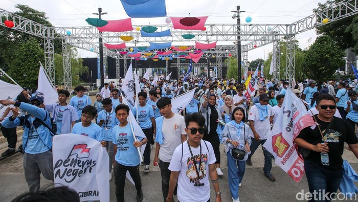 Ribuan massa pendukung Capres dan Cawapres 02 Prabowo Subianto-Gibran Rakabumingraka memadati Stadion GBK, Jakarta, Sabtu (10/2/2024). Mereka memadati GBK untuk menghadiri kamapnye akbar yang diselenggarakan oleh pasangan Prabowo - Gibran.