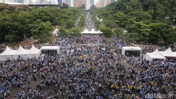Ribuan massa pendukung Capres dan Cawapres 02 Prabowo Subianto-Gibran Rakabumingraka memadati Stadion GBK, Jakarta, Sabtu (10/2/2024). Mereka memadati GBK untuk menghadiri kamapnye akbar yang diselenggarakan oleh pasangan Prabowo - Gibran.