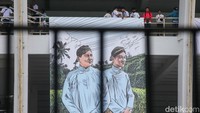 Sejumlah poster dan spanduk juga dibentangkan di SUGBK sebagai bentuk dukungan.