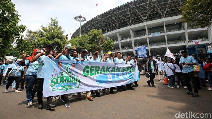 Sejumlah pendukung dari Gerakan Sorban Biru hadir dalam kampanye akbar Prabowo - Gibran yang digelar di Stadion GBK, Jakarta, Sabtu (10/2/2024). Sorban Biru diinisiasi Ketua Umum Pimpinan Pusat Gerakan Pemuda Ansor periode 2015-2023 Gus Yaqut Cholil Qoumas ini membawa ratusan hingga ribuan kader untuk memeriahkan kampanye akbar 02 ini.