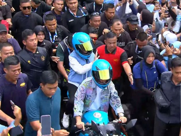 Gibran dan Selvi naik motor sport listrik ke kampanye akbar.