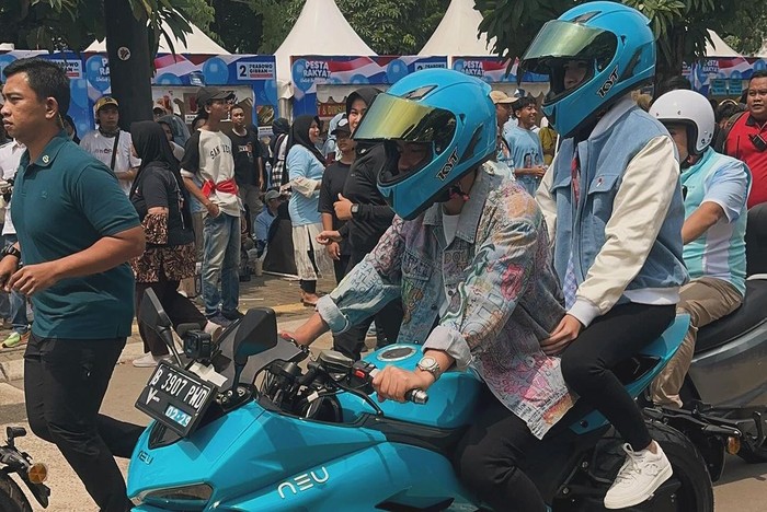 Gibran Rakabuming dan istri naik motor ke kampanye akbar.