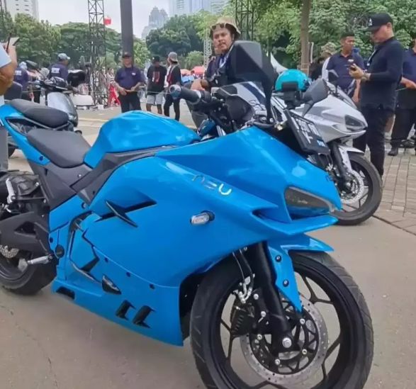 Gibran Rakabuming naik motor listrik.