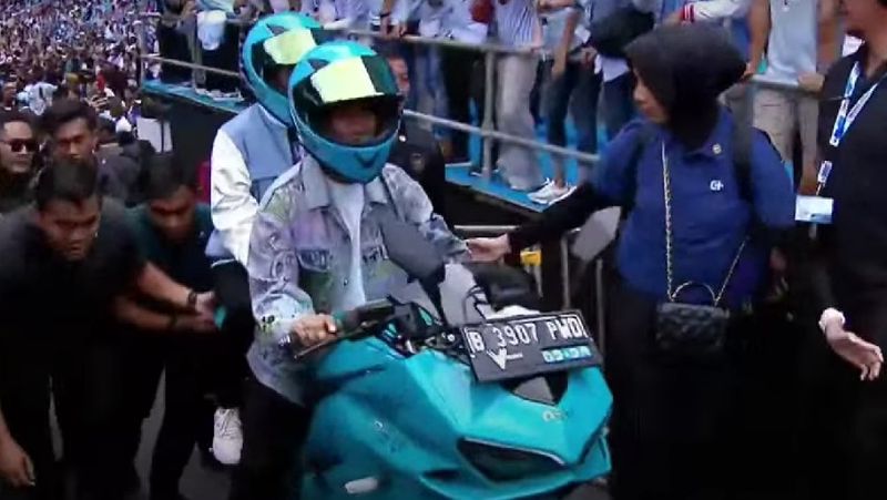 Gibran Rakabuming naik motor listrik.