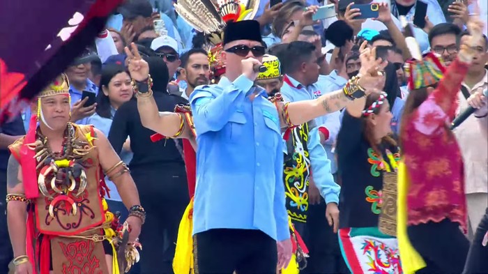 Grup musik Dewa 19 menjadi penutup kampanye Prabowo Subianto di Gelora Bung Karno, Jakarta.
