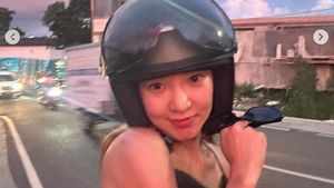 7 Gaya Hyoyeon SNSD Disebut Si Paling Bali, Pose di Motor Saat Sunset