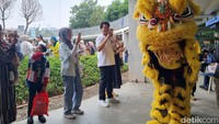 Selain penampilan tersebut, diselenggarakan juga pertunjukan menarik lainnya seperti pertunjukan angklung oleh Forum Lansia Kebayoran Baru, terdapat juga penampilan band yang membawakan lagu Mandarin. (Weka Kanaka/detikTravel)