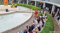 Orang-orang mungkin sudah biasa ya lihat performance kayak gini di mall atau di ruang tertutup lain, nah kita pengen menghadirkan hal yang baru nih, atraksi dari budaya Tionghoa dibawa ke ruang publik yakni taman, ujar Corporate Secretary Manager PT Integrasi Transit Jakarta, Nadiya Fitriya(Weka Kanaka/detikTravel)