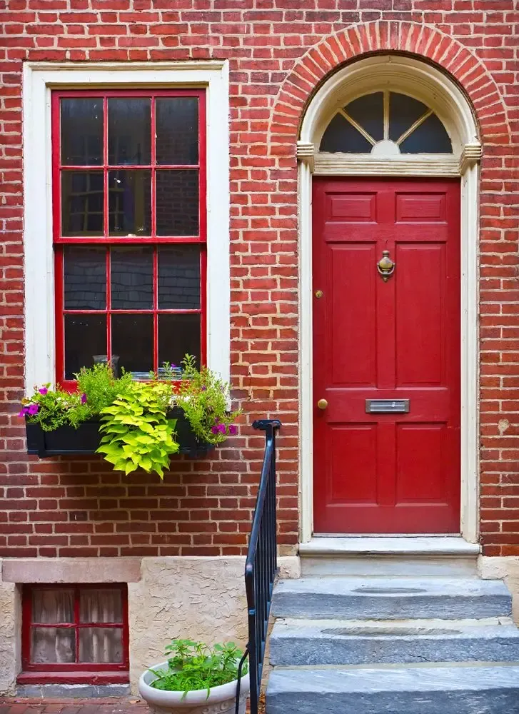 Inspirasi cat rumah yang cocok dengan pintu berwarna merah