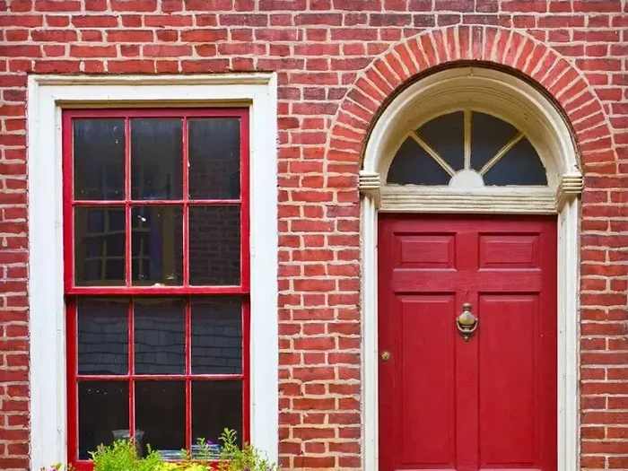 Inspirasi cat rumah yang cocok dengan pintu berwarna merah