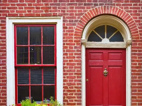 Inspirasi cat rumah yang cocok dengan pintu berwarna merah