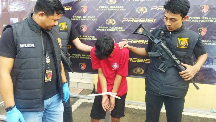 Jajaran Satreskrim Polres Pandeglang berhasil menangkap seorang pria bernama Syahril alias Ateng (18) pelaku pembunuhan pemilik toko di Kabupaten Pandeglang, Banten.