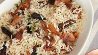 Seringkali mengecoh, brown rice atau beras cokelat dan beras merah merupakan dua jenis yang berbeda. Brown rice ini lebih akrab dengan budaya kuliner masyarakat Vietnam. Foto: Webrestaurant