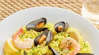 Beras bomba yang memiliki bentuk bulat umumnya digunakan pada hidangan khas Mediterania. Untuk memasak beras ini dibutuhkan cairan yang banyak agar hasilnya tidak keras. Foto: Webrestaurant