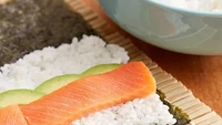 Secara teknis beras pada sushi tak jauh berbeda dengan Jasmine rice atau beras biasa. Tetapi ada racikan khusus pada beras untuk sushi yang membuat teksturnya pulen tetapi lengket. Foto: Webrestaurant