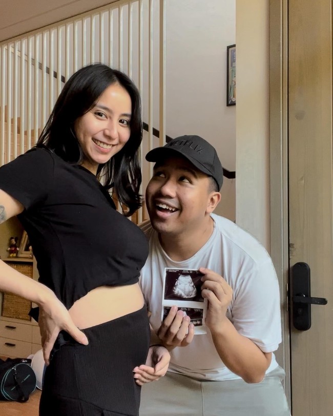 Istri Joshua Suherman, Clairine Clay, tampaknya sudah menjalani pemotretan kehamilan jelang persalinan. Diketahui saat ini usia kehamilan Clay sudah memasuki 9 bulan. Clay dan Joshua pertama kali mempublikasikan kehamilannya melalui unggahan di akun Instagram pada 9 Februari lalu. Foto: Instagram @clairineclay @jojosuherman