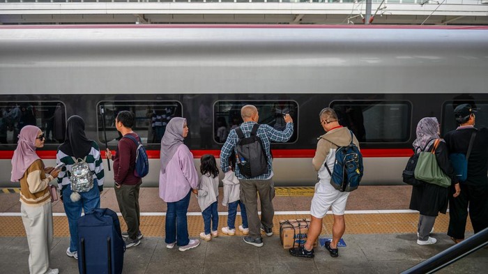 Jumlah Penumpang Kereta Cepat Meningkat Saat Liburan, Begini Potretnya Calon penumpang bersiap memasuki gerbong kereta di Stasiun Kereta Cepat Padalarang, Kabupaten Bandung Barat, Jawa Barat, Sabtu (10/2/2024). PT KCIC mencatat penumpang kereta cepat Jakarta Bandung pada libur panjang Isra Mikraj dan tahun baru Imlek mengalami peningkatan 50 persen atau mencapai 20.000 penumpang per hari dibandingkan hari biasa. ANTARA FOTO/Raisan Al Farisi/tom.