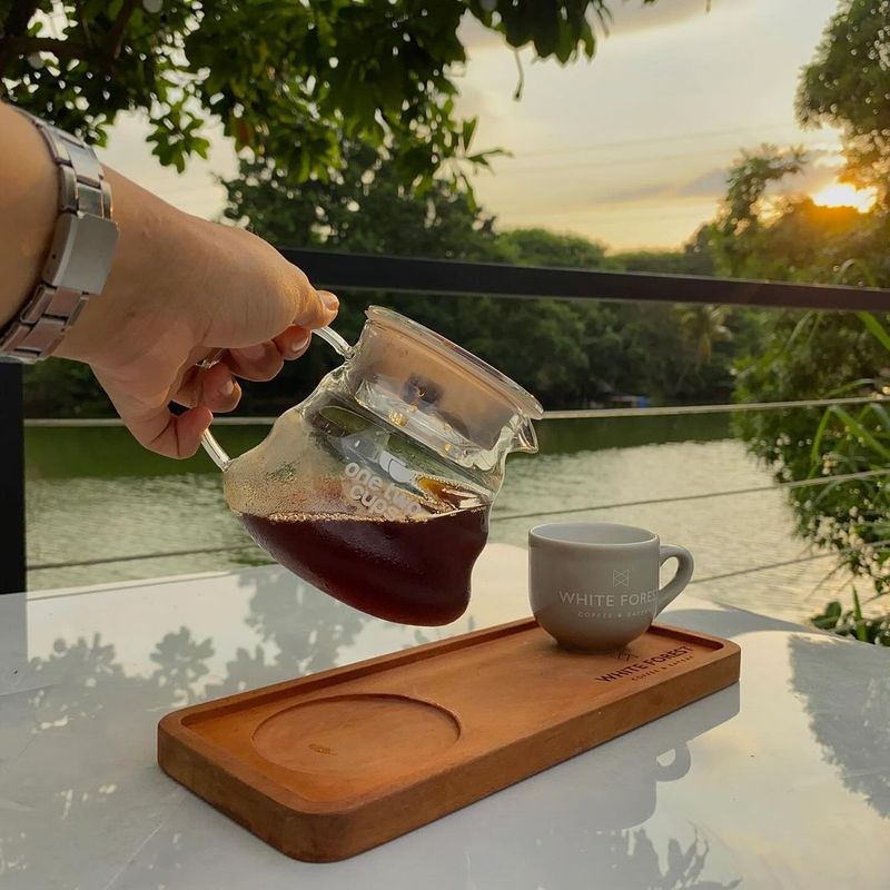 rekomendasi kafe pinggir danau