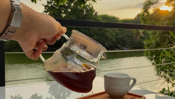 rekomendasi kafe pinggir danau