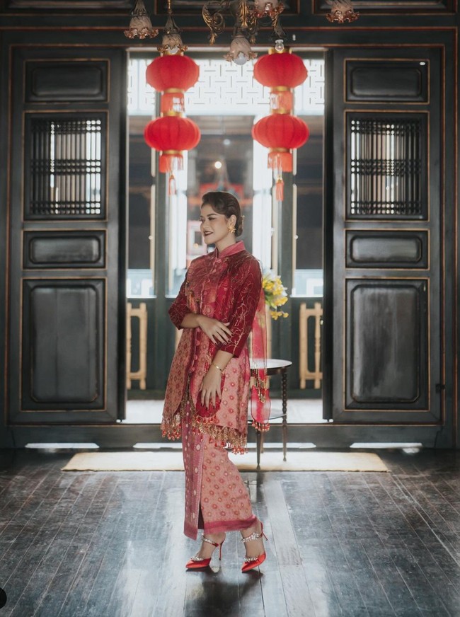 Melakukan pemotretan di bangunan bersejarah Tjong A Fie di Medan, Kahiyang anggun mengenakan busana berkerah cheongsam dipadukan dengan kain berwarna senada. Penampilannya itu juga dipadukan dengan heels yang juga berwarna merah. Foto: Instagram/@ayanggkahiyang
