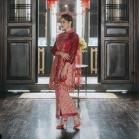 Melakukan pemotretan di bangunan bersejarah Tjong A Fie di Medan, Kahiyang anggun mengenakan busana berkerah cheongsam dipadukan dengan kain berwarna senada. Penampilannya itu juga dipadukan dengan heels yang juga berwarna merah. Foto: Instagram/@ayanggkahiyang