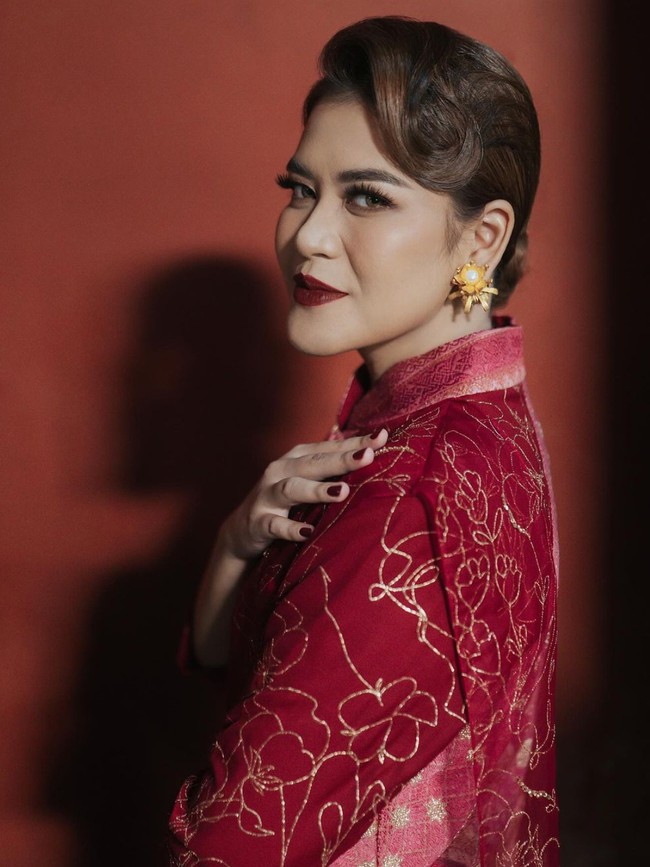 Dengan rambut rapih terkonde, ibu Walikota Medan itu semakin menawan mengenakan riasan wajah bold dengan bulu mata tebal dan lipstik merah tua. Foto: Instagram/@ayanggkahiyang
