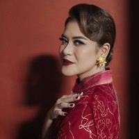 Dengan rambut rapih terkonde, ibu Walikota Medan itu semakin menawan mengenakan riasan wajah bold dengan bulu mata tebal dan lipstik merah tua. Foto: Instagram/@ayanggkahiyang