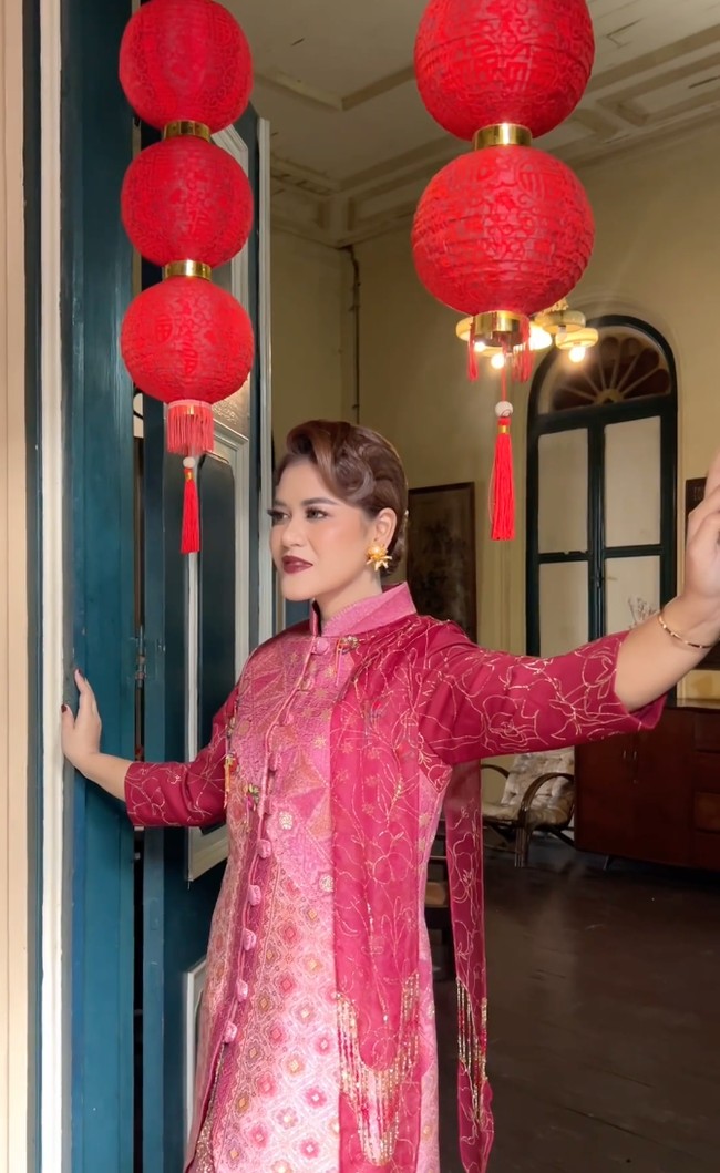 Di video singkatnya itu Kahiyang juga membagikan BTS (Behind The Scene) pemotretannya. “Mba Ayang tambah cuantiiiik,” komentar salah seorang netizen. “Cantik banget ibu,” komentar lainnya. Foto: Instagram/@ayanggkahiyang