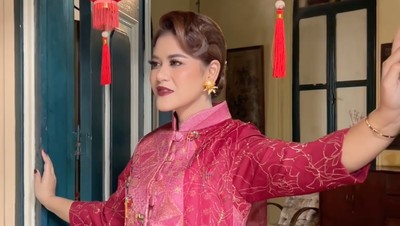 7 Pemotretan Kahiyang Ayu Bertema Imlek, Mempesona Dengan Makeup Bold