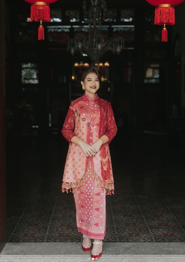 Kahiyang Ayu baru saja membagikan hasil pemotretan dalam rangka hari raya Imlek 2024. Istri Bobby Nasution itu tampil cantik mempesona dalam balutan outfit berwarna merah. Foto: Instagram/@ayanggkahiyang