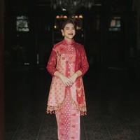 Kahiyang Ayu baru saja membagikan hasil pemotretan dalam rangka hari raya Imlek 2024. Istri Bobby Nasution itu tampil cantik mempesona dalam balutan outfit berwarna merah. Foto: Instagram/@ayanggkahiyang