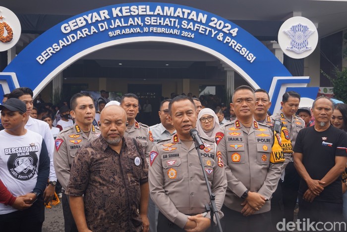 Kakorlantas Polri Irjen Pol Aan Suhanan saat memaparkan data laka lantas dalam acar Gebyar Keselamatan 2024 di Gedung Mahameru Polda Jatim, Sabtu (10/2/2024)