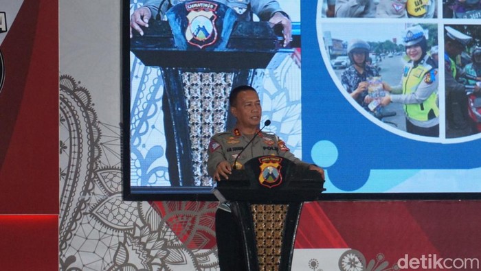 Kakorlantas Polri Irjen Pol Aan Suhanan saat memaparkan data laka lantas dalam acar Gebyar Keselamatan 2024 di Gedung Mahameru Polda Jatim, Sabtu (10/2/2024)