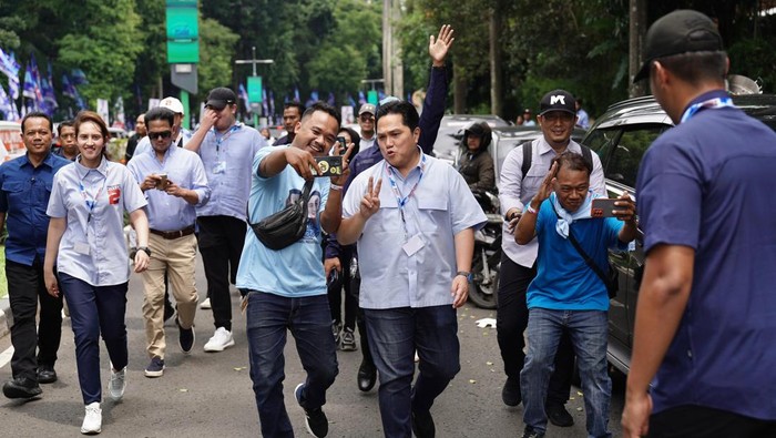 Kala Erick Jalan Kaki Hadiri Kampanye Akbar Prabowo-Gibran di Gelora Bung Karno