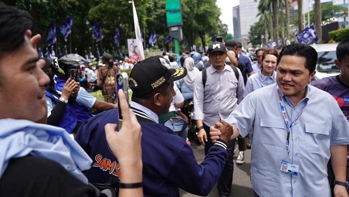 Kampanye akbar Prabowo Subianto-Gibran Rakabuming di Stadion GBK dipadati pendukung. Erick Thohir jalan kaki untuk menuju lokasi kampanye. (dok Ist)
