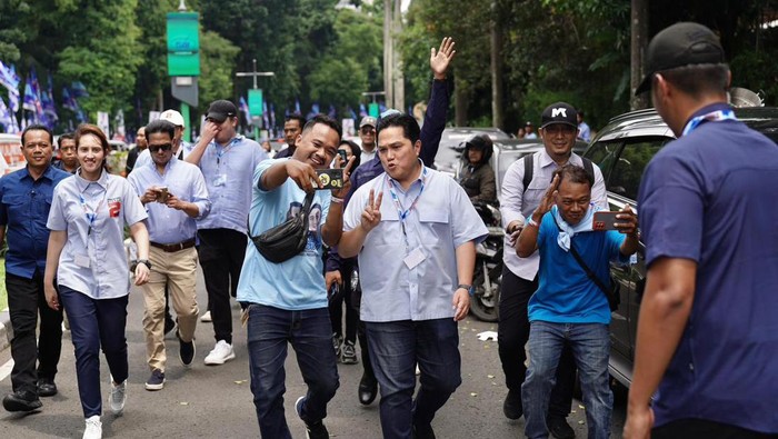 Kampanye akbar Prabowo Subianto-Gibran Rakabuming di Stadion GBK dipadati pendukung. Erick Thohir jalan kaki untuk menuju lokasi kampanye. (dok Ist)