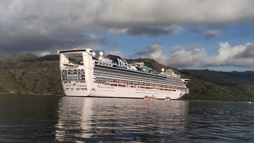 Kapal pesiar Pacific Adventue berlabuh di perairan Pulau Komodo, Jumat (9/2/2024). (Istimewa)