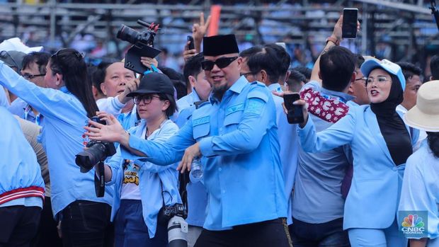 Kapanye akbar Prabowo-Gibran yang bertajuk 'Pesta Rakyat Untuk Indonesia Maju' di (SUGBK), Senayan, Jakarta dihadiri musisi Ahmad Dhani, Sabtu (10/2/2024). (CNBC Indonesia/Faisal Rahman)