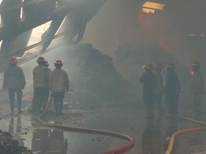 Pabrik Pembuatan Tempat Telur di Sidoarjo Terbakar, Atap Sampai Ambruk