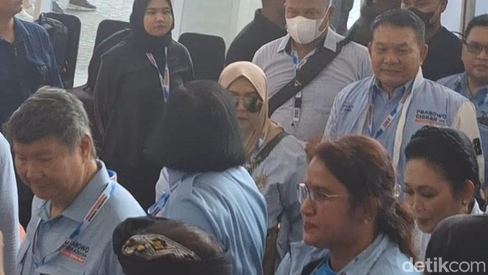 Kedatangan Titiek Soeharto hingga Dudung Abdurachman di SUGBK jelang kampanye akbar Prabowo-Gibran (Ondang/detikcom)