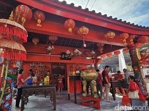 8 Tradisi Imlek dan Maknanya: Berbagi Angpao hingga Barongsai